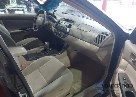 2005 Toyota Camry Le z USA, uszkodzony, nr VIN 4T1BE32K75U429285